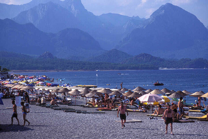 Die Raketen trafen zwischen Antalya und dem Badeort Kemer (Bild) ein.