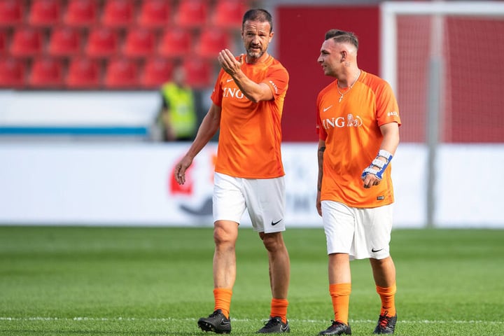 Fredi Bobic (l.), Sportvorstand der Eintracht Frankfurt, und Musiker Pietro Lombardi unterhalten sich während der Partie für ein Charity-Fußballspiel.