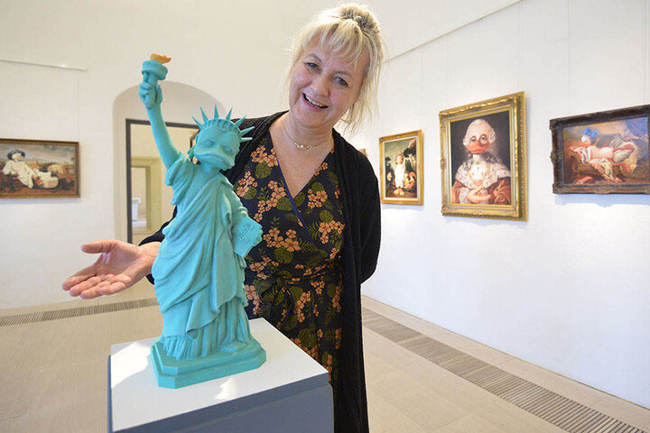 Anke Doepner (58), Chefin von "interDuck", kam mit dem Enten-Modell der Freiheitstatue nach Schloß Augustusburg.