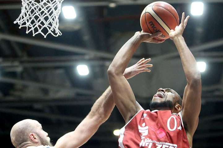 Virgil Matthews von den Niners mit einem Punktversuch. Am Ende landeten die Chemnitzer deutlich zu wenige Korbtreffer.