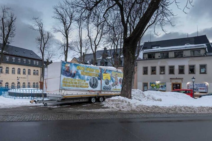 Die Plakate sind am Markt in Oberwiesenthal angebracht.