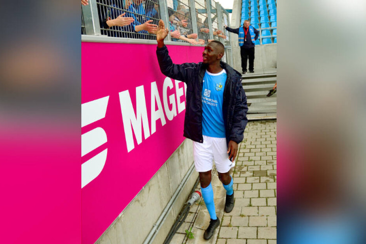 Tarsis Bonga muss sich mit seiner Körpergröße nicht strecken, um mit den Fans abzuklatschen.