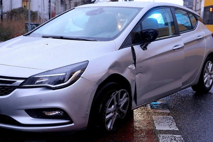 Am Opel entstand Sachschaden.