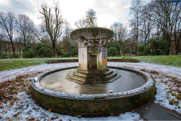 Der "Müller-Zipper-Brunnen" auf der Schlossteichinsel.