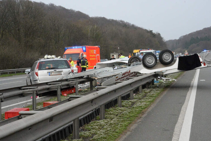 Der Anhänger ragte bis auf die Gegenfahrbahn in Richtung Hannover.