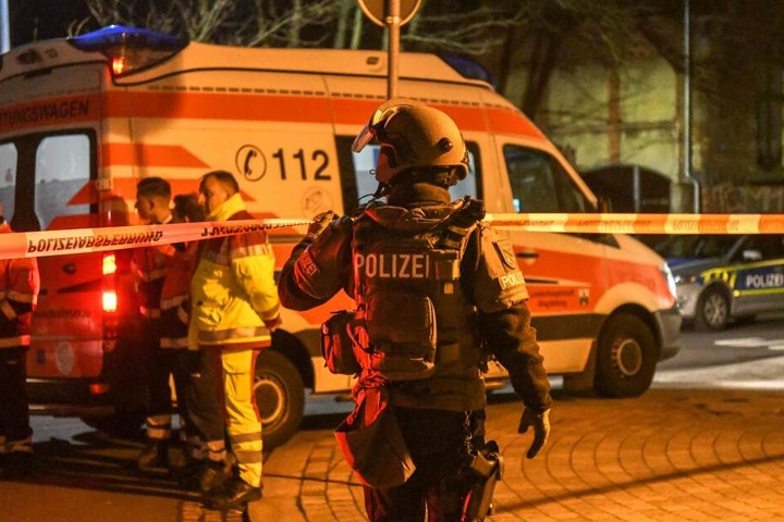 Vier Tatverdächtige wurden festgenommen. Mittlerweile befinden sich drei der Männer wieder auf freiem Fuß.
