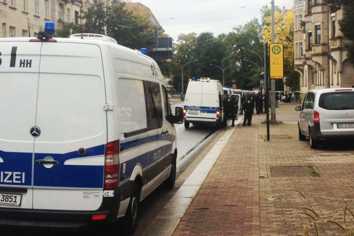Begleitet von einem großen Polizeiaufgebot demonstrierte das linke Bündnis am Sonntagnachmittag.
