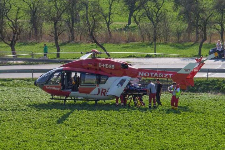 Der Motorradfahrer kam mit dem Rettungshubschrauber ins Krankenhaus.
