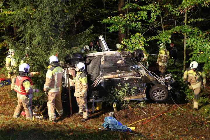 Die Kameraden mussten den Mann aus seinem Unglückswagen bergen.