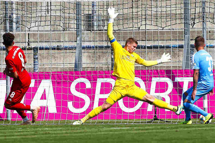 Jakub Jakubov, in München erstmals CFC-Kapitän, reagierte mehrmals glänzend. An diesen Ball von Jannik Rochelt kam er nicht heran. Nils Blumberg (r.) hatte den Torschützen aus den Augen verloren.