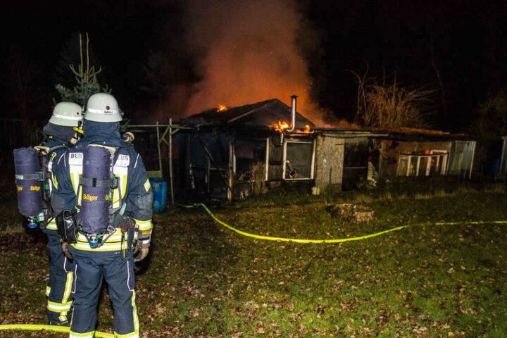 Als die Feuerwehr ankam, brannten die Gartenlauben lichterloh.