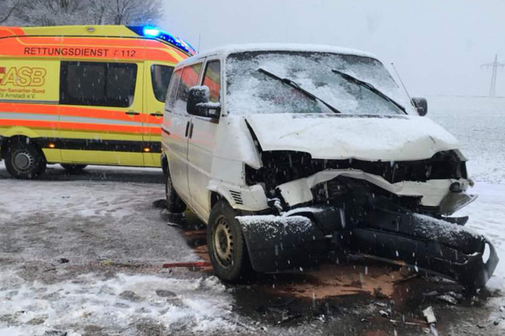 Acht Menschen, darunter sieben Schulkinder, saßen in dem VW-Transporter.