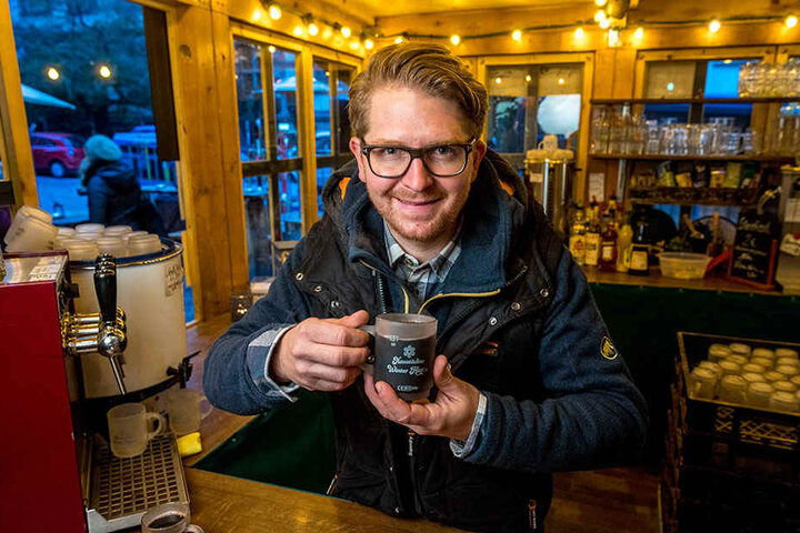 In den „Neustädter Winter Hütt‘n“ schenkt Chef Josef Dölle (33) bereits Glühwein aus.