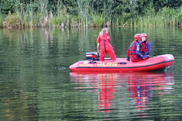 Die Rettungskräfte suchten im Schwetzendorfer Weiher nach einem vermissten Mann.