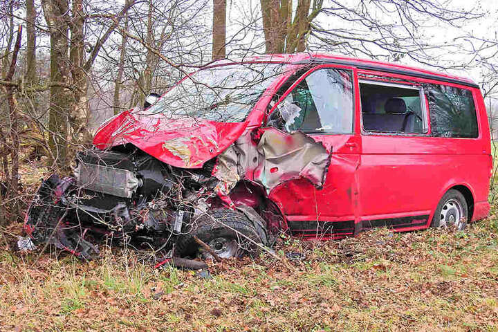 Der Transporter krachte mit einem weiteren Auto zusammen und schleuderte in den Wald.