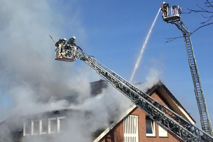 Die Feuerwehr versucht den Brand unter Kontrolle zu bringen.
