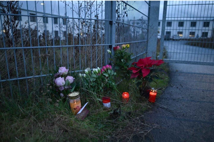 Blumen vor der Unterkunft, in der die tote 17-Jährige entdeckt wurde.