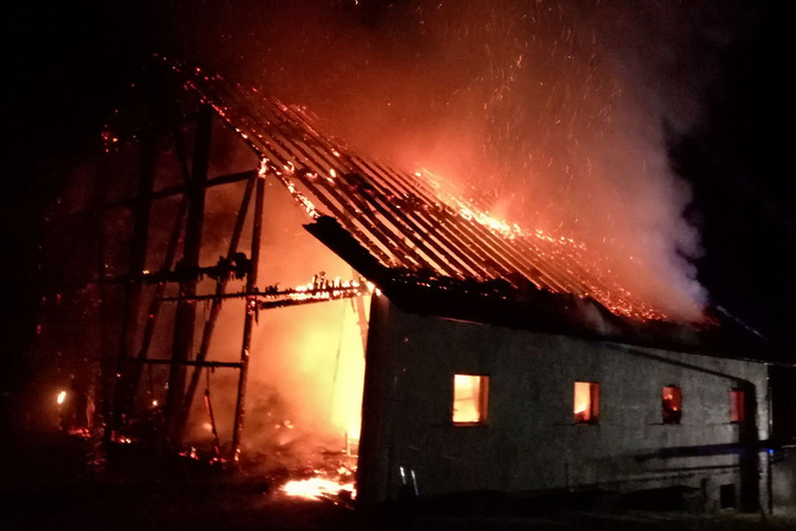 Ein Haus steht in der 7000-Einwohner-Gemeinde lichterloh in Flammen.