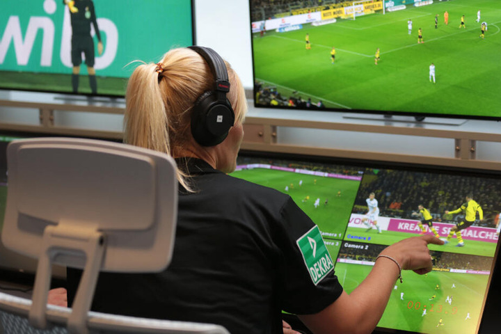Nach der Meinung von Grethlein sollen sich Video-Assistenten nur dann einschalten, wenn ein Trainer es verlangt.