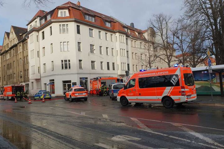 Mehrere Feuerwehren der Stadt Leipzig, Rettungswagen und ein Notarzt kamen zum Einsatz.
