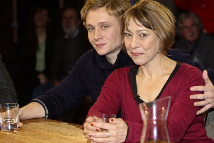 Liebevoll legt Schauspieler Matthias Schweighöfer in Hamburg den Arm um seine Mutter Gitta Schweighöfer(Foto vom 13.01.2010).