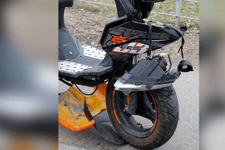Der Biker wurde bei dem Zusammenstoß schwer verletzt.