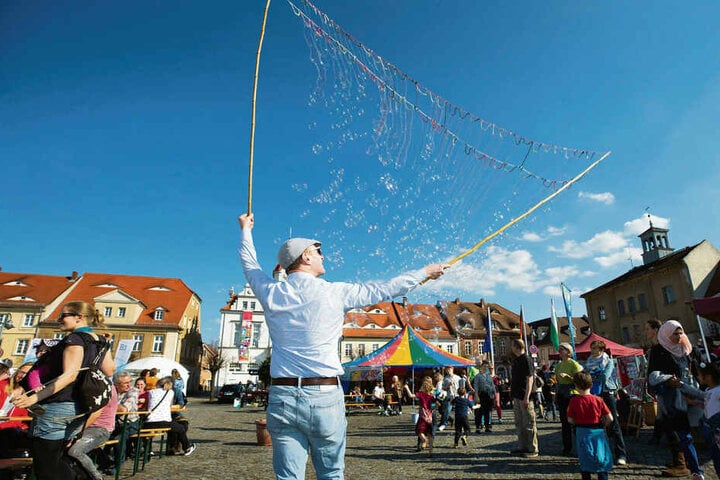Seifenblasen statt Rechtsrock: Mit einem Friedensfest auf dem Marktplatz will Ostritz dem Neonazi-Festival Paroli bieten.