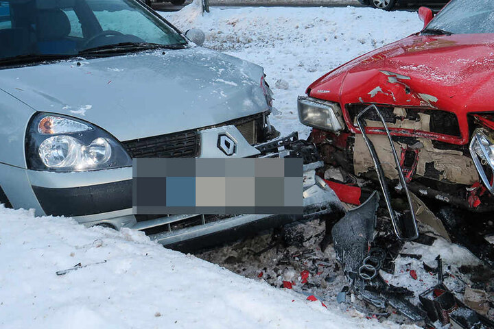 Sowohl der Renault als auch der Audi wurden bei dem Crash stark beschädigt.