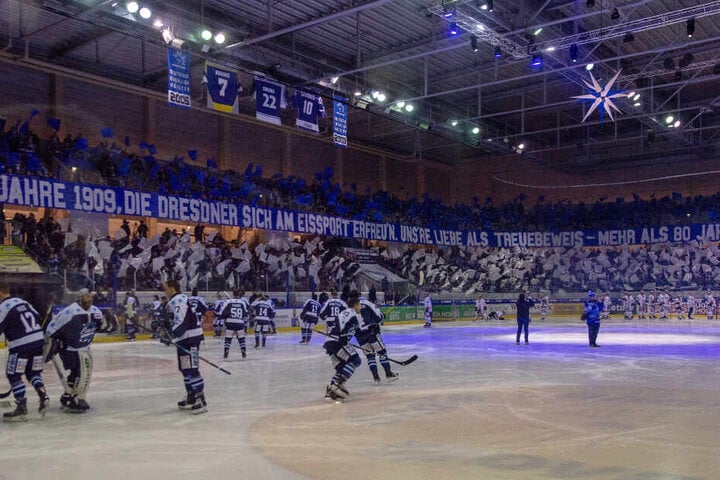 Die Fans der Eislöwen zeigten zum 110 jährigen Jubiläum eine beeindruckende Choreografie.