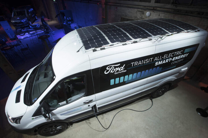Bei einem Ausstellungsevent von vollelektrischen und Hybrid-Fahrzeugen von Ford wurde im April 2019 der vollelektrische Ford Transit mit Solarpanelen auf dem Dach vorgeführt.