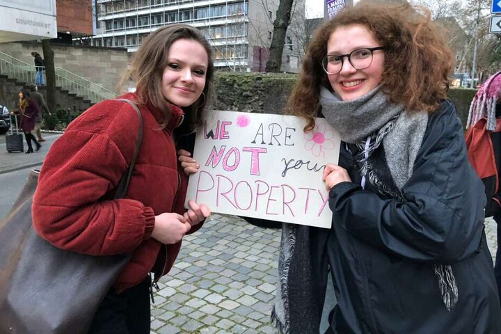 Viele TeilnehmerInnen hatten Plakate dabei.