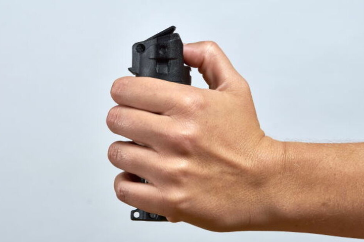 Am Ende musste der Polizist zum Pfefferspray greifen. (Symbolbild)