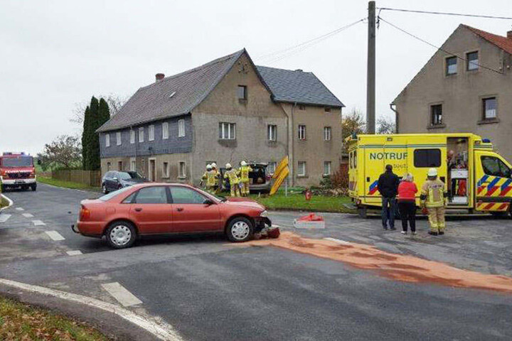 Zuvor waren auf der Kreuzung der Audi und ein Opel Meriva zusammengestoßen.