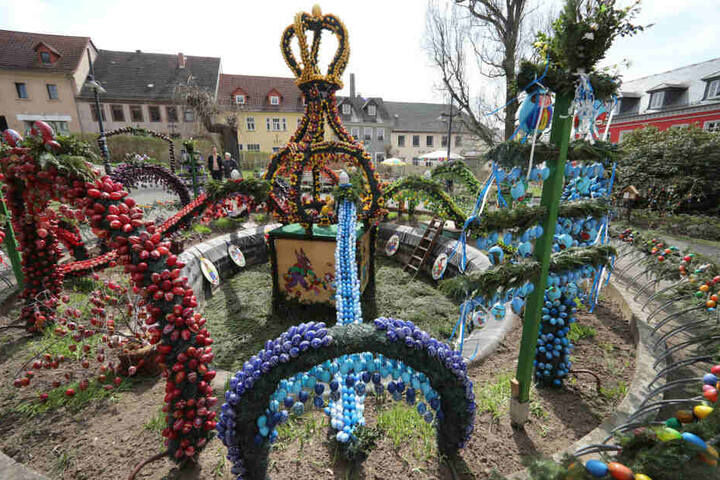 Tausende Eier hängen in jedem Jahr an der Osterkrone in Berga. Auch auf Schloss Friedenstein kann man viele Eier sehen.