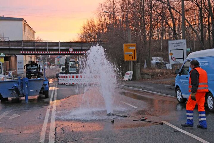 Gewohnter Anblick in Zwickau: ein schwerer Wasserrohrbruch. In 2017 gab es davon gleich drei Stück im Stadtgebiet.