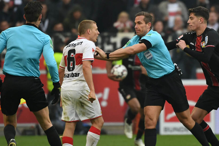 Ascacíbar rempelt gegen Schiedsrichter Tobias Stieler.