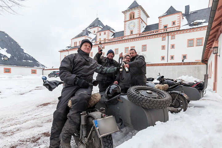Sie waren die ersten: Bereits am Donnerstag reisten Axel (51), Mike (49), Marco
(43) und Roman (42, v.li.) an.