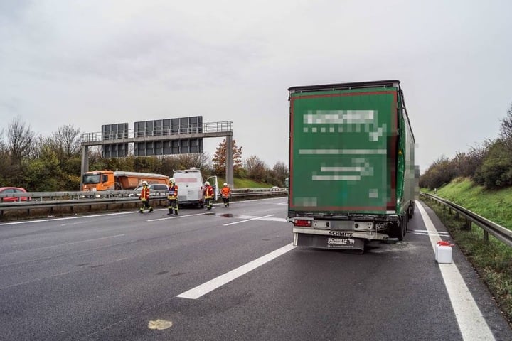 Nachdem er auf den Lkw geprallt war, schleuderte es den Sprinter auf die Leitplanken auf der anderen Straßenseite.