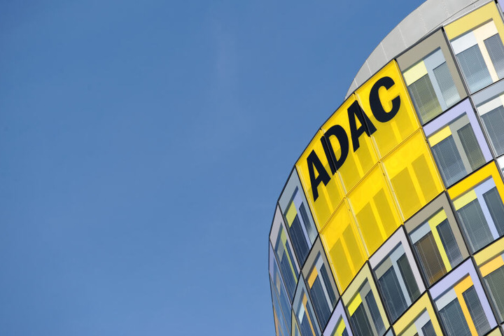 Das Logo des ADAC ist an der Zentrale in München (Bayern) zu sehen.