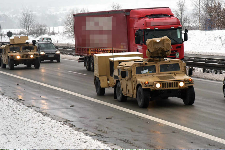 Die in Wüsten-Tarnfarbe gespritzten Humvees sind offenbar auf dem Weg nach Polen.