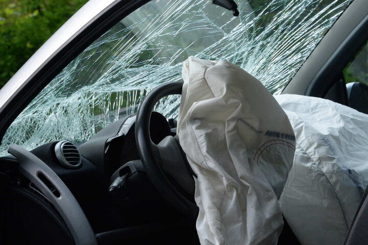 Beim Aufprall gegen die Leitplanke sprangen beim Smart die Airbags auf.