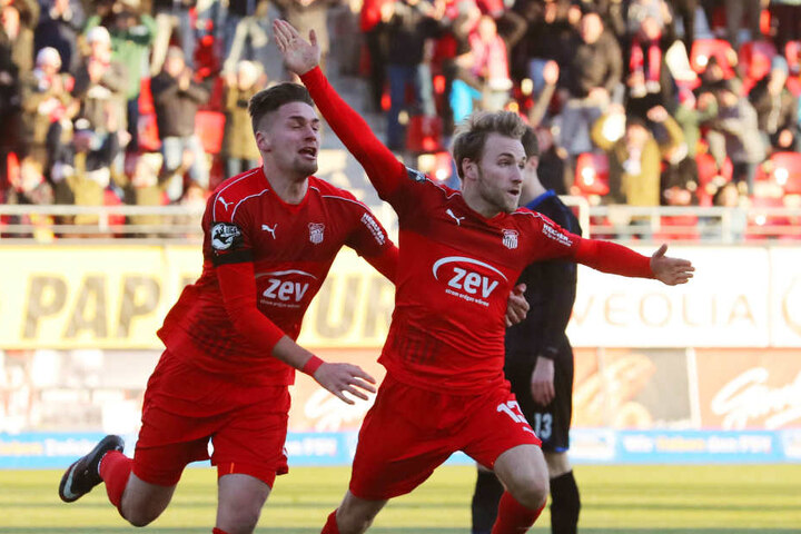 Mike Könnecke (r.) erzielt den Treffer zum 2:0 und jubelt mit Jonas Nietfeld (l.)