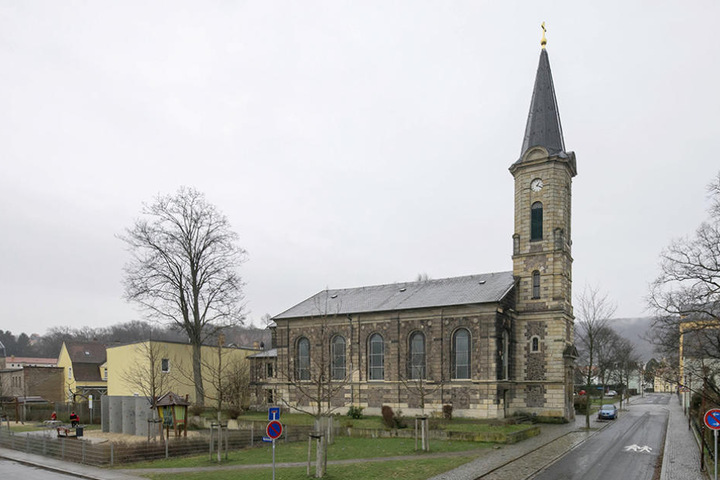 Durch eine Seitentür gelangen die Diebe in die Kirche.