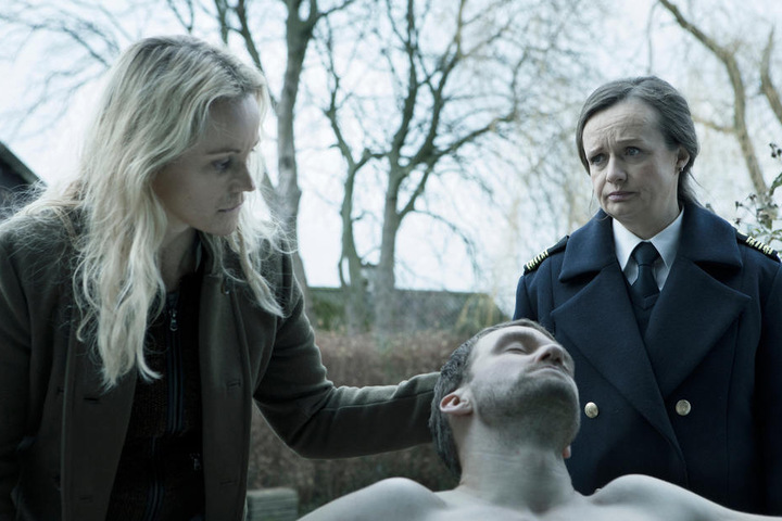 Saga Norén (Sofia Helin, l.,) und ihre Chefin Linn (Maria Kulle, r.,) mit dem zweiten Opfer, Patrik (Pontus T Lovén).