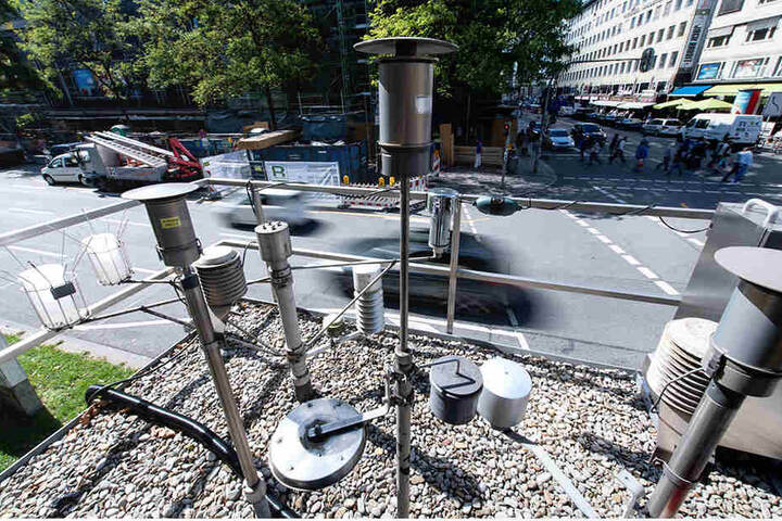 Verschiedene Messgeräte auf dem Dach einer Luftmesstation ermitteln unter anderem die Stickoxid-Werte in der Luft.