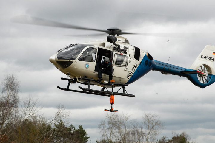 Die Polizei machte sich mit einem Hubschrauber auf die Spurensuche. (Symbolbild)