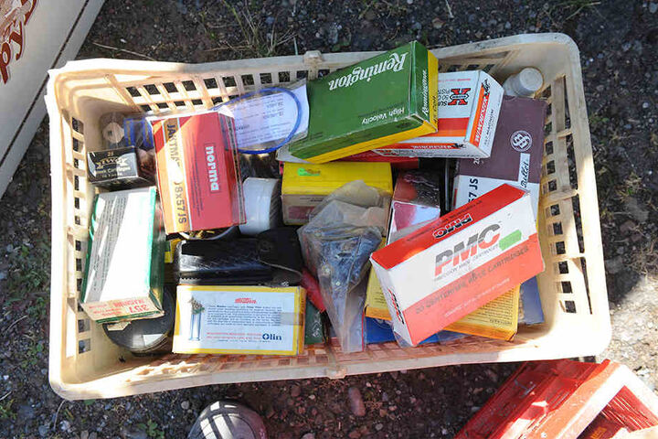 Die Polizei stellte bei der Hausdurchsuchung auch größere Mengen Munition und Schwarzpulver sicher.