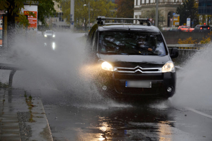 Sauwetter am Sonntagvormittag in Stuttgart. Auf der Hauptstätter Straße sammelte sich das Regenwasser.