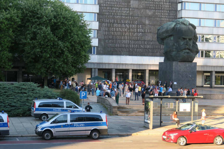 Zur Demonstration von Pegida Chemnitz-Erzgebirge kamen etwa
100 Teilnehmer.