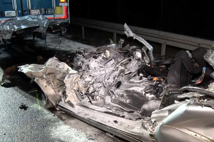 Der völlig verunfallte Wagen wurde von Feuerwehrleuten geborgen.